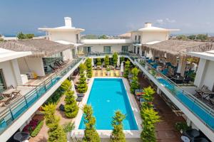 Бассейн в The D Hotel Çeşme Resort или поблизости