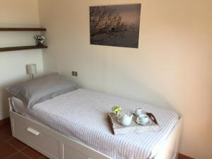 um quarto com uma cama com dois pratos em Villa Luli em Portovenere