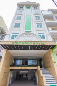 un edificio con entrada al río nessos hotel en Biển Ngọc Hotel, en Vung Tau