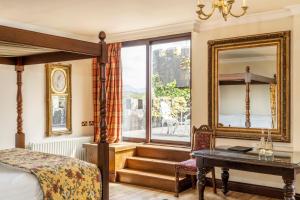 Postel nebo postele na pokoji v ubytování Abbeyglen Castle Hotel