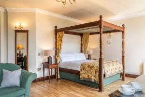 Postel nebo postele na pokoji v ubytování Abbeyglen Castle Hotel