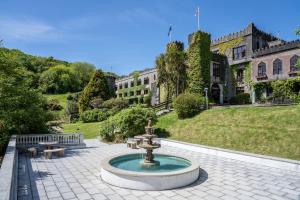 una fuente en un patio frente a un edificio en Abbeyglen Castle Hotel, en Clifden