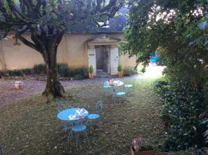 A garden outside Chambres d'Hôtes Les Tilleuls