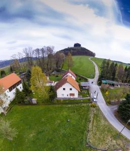 ein Dorf auf einem Hügel mit einem Haus und einer Straße in der Unterkunft Am Zirkelstein 38 b in Schöna