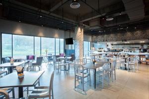 哥打京那巴鲁伊纳姆宜必思尚品酒店餐厅或其他用餐的地方