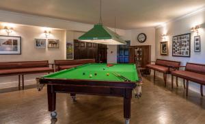 Biliár nebo kulečník v ubytování Abbeyglen Castle Hotel