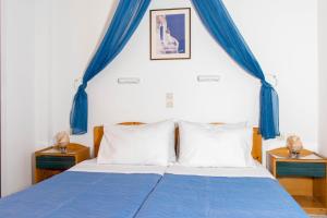 A bed or beds in a room at Hotel Helena