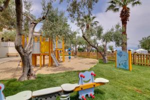 Herní místnost nebo prostor pro děti v ubytování Calamos Beach Family Club