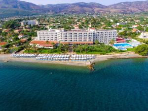 widok z lotu ptaka na ośrodek wypoczynkowy na plaży w obiekcie Calamos Beach Family Club w mieście Kalamos