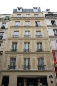 d'un grand bâtiment avec des balcons sur le côté. dans l'établissement Hotel Atelier Vavin, à Paris