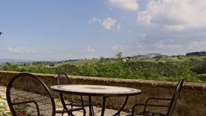 einen Tisch und Stühle auf einem Balkon mit Aussicht in der Unterkunft The Best View San Gimignano Apartments in San Gimignano