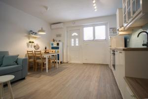 Kuchyň nebo kuchyňský kout v ubytování Cozy Coastal apartment GaMa