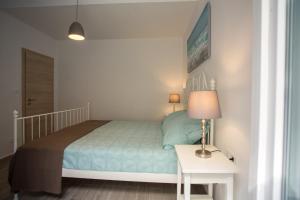 Postel nebo postele na pokoji v ubytování Cozy Coastal apartment GaMa