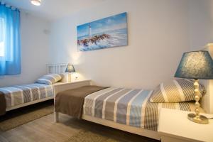Postel nebo postele na pokoji v ubytování Cozy Coastal apartment GaMa