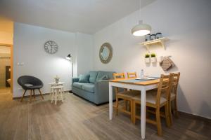 Posezení v ubytování Cozy Coastal apartment GaMa + 35 fotografií
