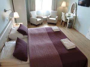 a bedroom with a large bed and a living room at Hali Country Hotel in Gerdi