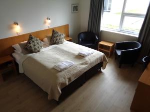 Un pat sau paturi într-o cameră la Hali Country Hotel