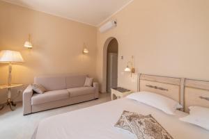 A bed or beds in a room at Hotel Casa Adele