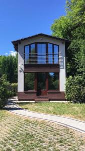 ソポトにあるSopot BC 1957 Apartmentsの側面に大きな窓がある家
