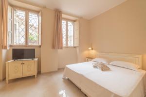 A television and/or entertainment centre at Hotel Casa Adele