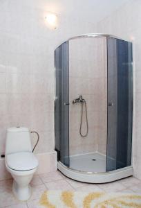キーウにある2-komnatnye apartamenty Alladin - Pozniakiのバスルーム(シャワー、トイレ付)