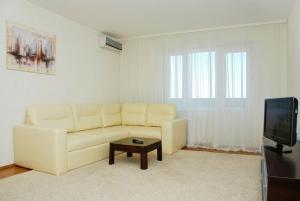 キーウにある2-komnatnye apartamenty Alladin - Pozniakiのリビングルーム(白いソファ、コーヒーテーブル付)