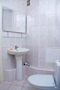 キーウにある2-komnatnye apartamenty Alladin - Pozniakiの白いバスルーム(洗面台、トイレ付)