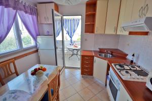 A kitchen or kitchenette at Apartments Residence Sunce Supetar