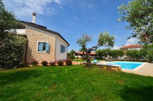 ein Haus und ein Pool im Hof in der Unterkunft Holiday home Sverko in Novigrad Istria