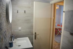 Kúpeľňa v ubytovaní Fully renovated and relaxing apartment + 26 fotografií