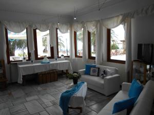 Posezení v ubytování Kinira Beach Hotel