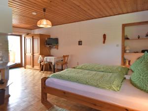 Small cosy apartment in the Bavarian Forest in a familiar atmosphereにあるベッド