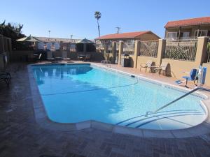 Swimming pool sa o malapit sa Pacific Shores Inn