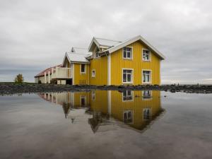 a row of houses with their reflection in the water at Hali Country Hotel in Hali