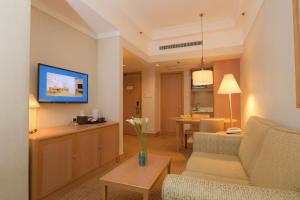 TV in/ali zabaviščno središče v nastanitvi Ramada Hong Kong Grand View