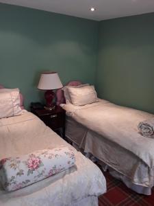 Katil atau katil-katil dalam bilik di Langport Arms Hotel