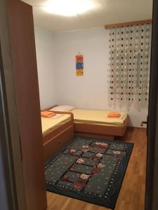 Llit o llits en una habitació de Apartment Sanja