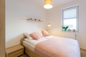 Postel nebo postele na pokoji v ubytování Apartament Rose + 58 fotografií