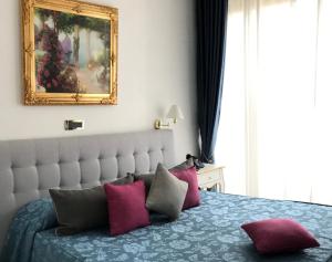 Postel nebo postele na pokoji v ubytování Capri Bougainville Luxury Boutique Hotel