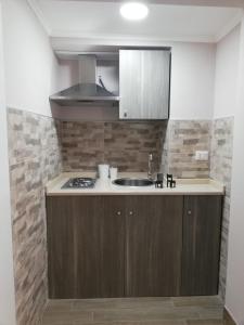 kuchnia ze zlewem i kuchenką w obiekcie Casa Vacanza Due Effe w mieście Martina Franca