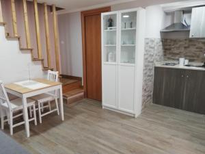 kuchnia i jadalnia ze stołem i blatem w obiekcie Casa Vacanza Due Effe w mieście Martina Franca