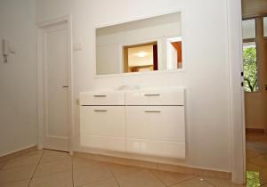 ein Bad mit einem Waschbecken und einem Spiegel in der Unterkunft Apartment Puhov Zadar in Zadar