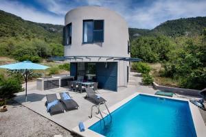 una villa con piscina e una casa di Villa Periska Komiža a Komiža