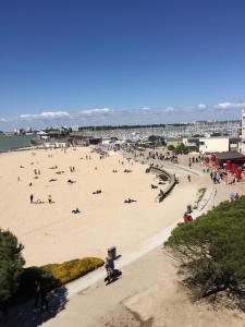 ラ・ロシェルにあるVue Plage des Minimes PONANT 3 Appt 406の多くの人が訪れる浜