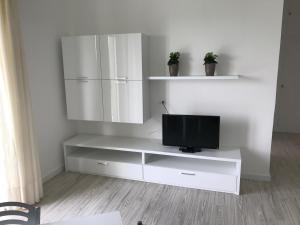 TV a/nebo společenská místnost v ubytování Aria Di Mare B&b