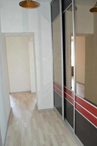 una habitación vacía con un pasillo con espejos en Vee 4 City Center Apartment en Pärnu