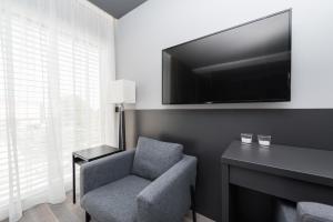 Televízia a/alebo spoločenská miestnosť v ubytovaní Artis accommodation