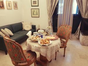 een woonkamer met een tafel met eten erop bij DeVecchi rooms in Hvar
