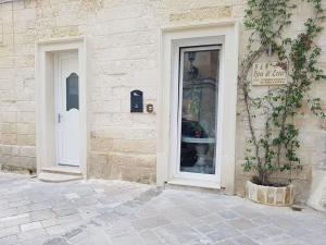 a building with a store window and a door at Fjore Di Lecce in Lecce