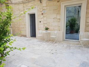 a patio with chairs and a table in front of a building at Fjore Di Lecce in Lecce